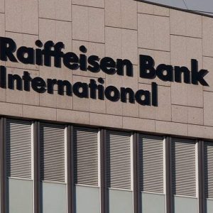 Австрійський Raiffeisen у пошуках вигідного виходу з РФ
